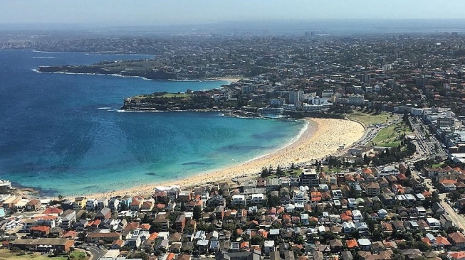 Wisata menarik di Australia, Bondi Beach yang bisa jadi opsi liburan wisatawan. (Twitter)