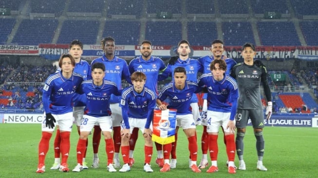 Sandy Walsh (berdiri 3 dari kanan) saat membela Yokohama F. Marinos di Asian Champions League Elite (the-afc.com)