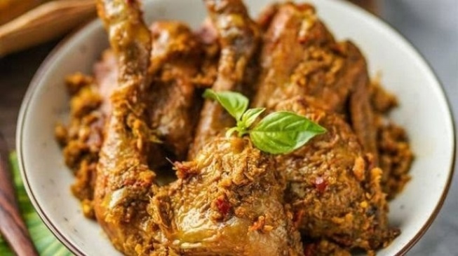 Ayam Betutu kuliner unik dari Bali karena racikan bumbunya. (Instagram)