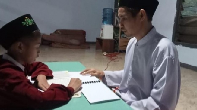 Buta Sejak Kecil, Pria Kediri Ini Justru Jadi Hafiz Qur'an dan Inspirasi Banyak Orang