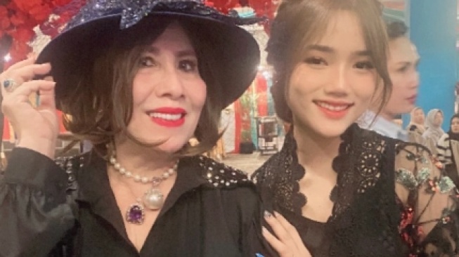 Nenek Verrell Bramasta, Ni Made Ayu Rachmawati bersama Fuji. [Instagram]