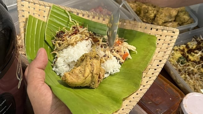 Nasi Campur Bali yang menggunakan pincuk. (Twitter)