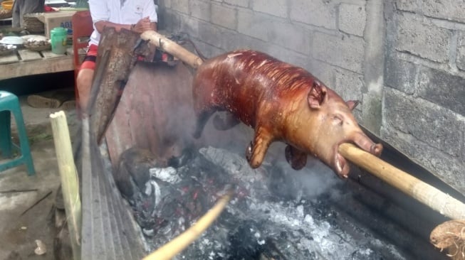 Kuliner unik Bali yang menggunakan babi sebagai olahan utamanya bernama babi guling. (Instagram)