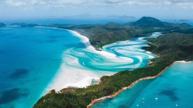 Suasana foto udara Whitsunday Islands yang berada di Australia. (Instagram)