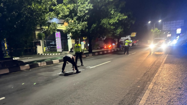 Diduga Kehilangan Konsentrasi, Pemotor Tewas Tabrak Truk di Jalan Solo