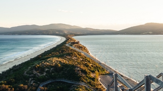 Wisata menarik di Australia, Tasmania, yang mempertemukan dua pantai yang dipotong oleh daratan. (Twitter)