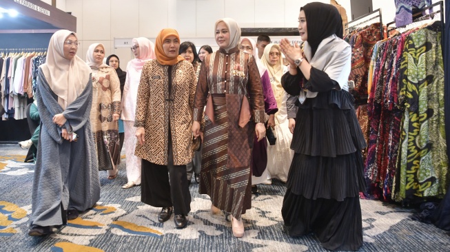 Wakil Gubernur Sulsel, Fatmawati Rusdi, turut berpartisipasi dalam kegiatan sosial dengan melelang pakaian preloved dalam ajang Trend Hijab Expo 2025 [SuaraSulsel.id/Humas Pemprov Sulsel]