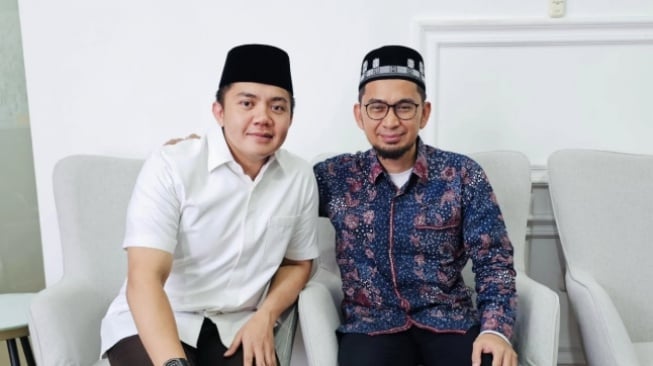 Seskab Teddy Sambangi Rumah Ustaz Adi Hidayat, Momen Tukar Peci Jadi Perbincangan