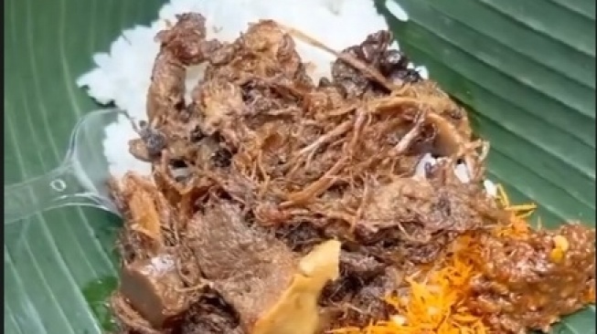 Kuliner ikonik Nasi Krawu Buk Tiban yang ada di Kabupaten Gresik. (Twitter)