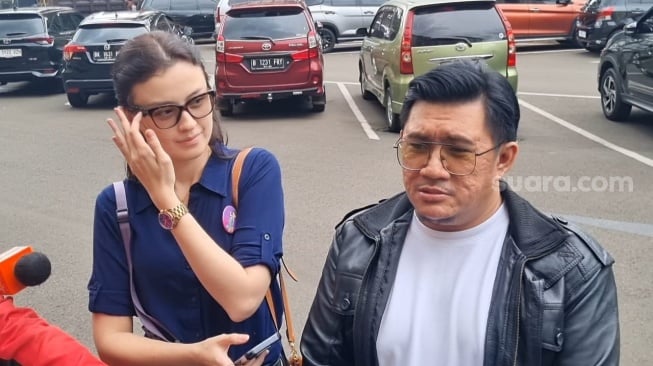 Kimberly Ryder dan pengacaranya, Machi Ahmad di Mapolres Metro Jakarta Selatan, Senin (17/3/2025). [Suara.com/Adiyoga Priyambodo]