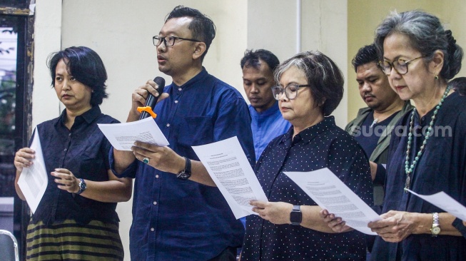 Sejumlah aktivis yang tergabung dalam Koalisi Masyarakat Sipil menyampaikan petisi saat konferensi pers di Gedung Yayasan Lembaga Bantuan Hukum Indonesia (YLBHI), Jakarta, Senin (17/3/2025). [Suara.com/Alfian Winanto]