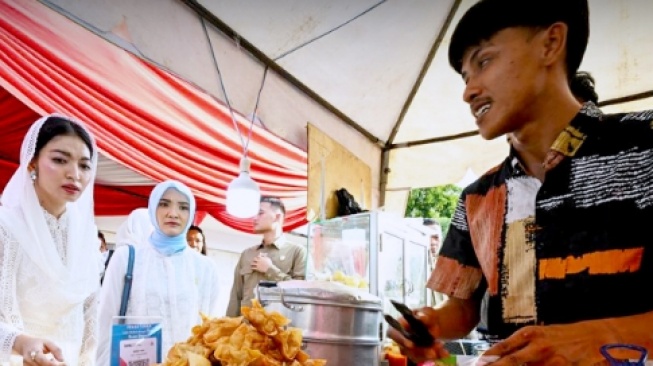 Penampilan serba putih Ibu Wapres Selvi Ananda saat ngabuburit beli takjil. [Dok. Setwapres]