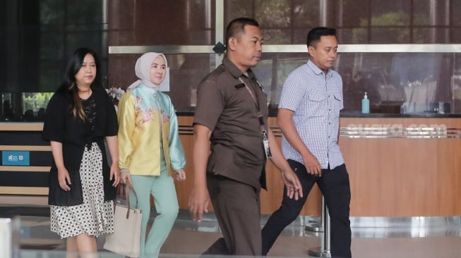 Mantan Direktur Utama PT Pertamina (Persero) Nicke Widyawati (tengah) berjalan usai diperiksa di Gedung Merah Putih KPK, Jakarta, Senin (17/3/2025). [Suara.com/Alfian Winanto]