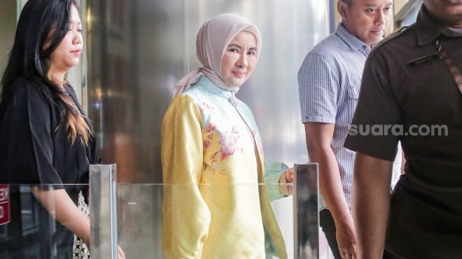 Mantan Direktur Utama PT Pertamina (Persero) Nicke Widyawati (tengah) berjalan usai diperiksa di Gedung Merah Putih KPK, Jakarta, Senin (17/3/2025). [Suara.com/Alfian Winanto]