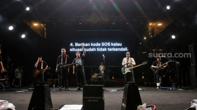 Band .Feast Serukan Tolak RUU TNI Saat Manggung di KLBB Festival 2025