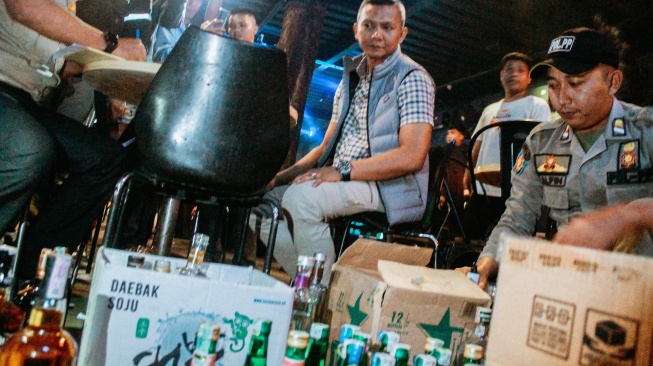 Sebanyak 353 botol minuman keras (miras) dari berbagai merek berhasil disita Pemerintah Kota (Pemkot) Bogor dari dua tempat hiburan malam (THM) di wilayah Bogor [Pemkot Bogor]