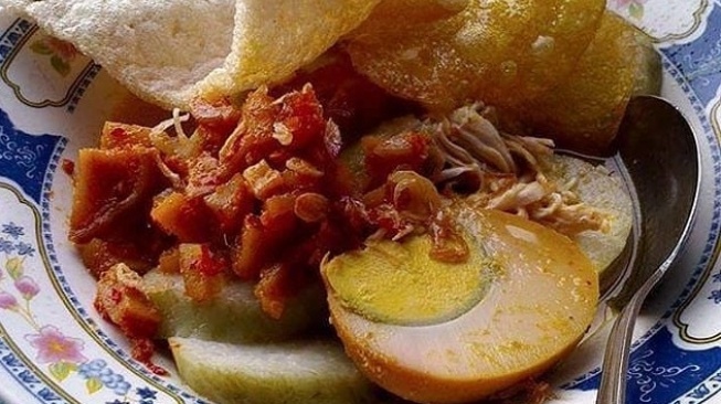 Kuliner di sekitar Plengkung Gading, Lontong Opor Bu Rini. (Instagram)