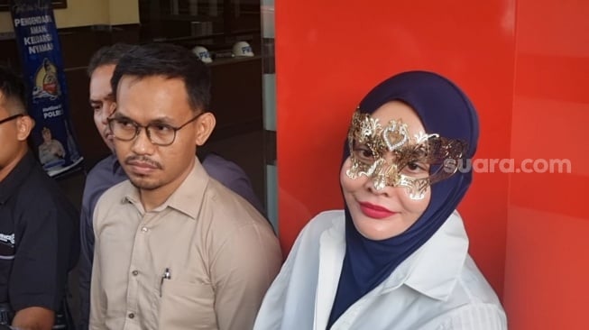 Dokter Detektif atau Doktif usai diperiksa atas laporan Richard Lee di Mapolres Metro Jakarta Selatan, Senin (17/3/2025) [Suara.com/Adiyoga Priyambodo]