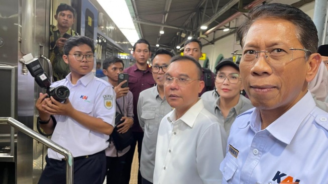 Wakil Ketua DPR RI Sufmi Dasco Ahmad saat melakukan inspeksi mendadak di Stasiun Pasarsenen, Jakarta, Senin (17/3/2025). [Suara.com/Bagaskara]