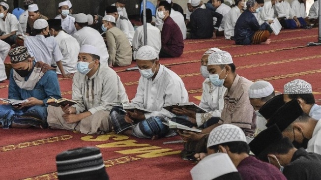 Ilustrasi anak-anak salat Tarawih dan Tadarus Al-Qur'an di dalam masjid. [Ist] 