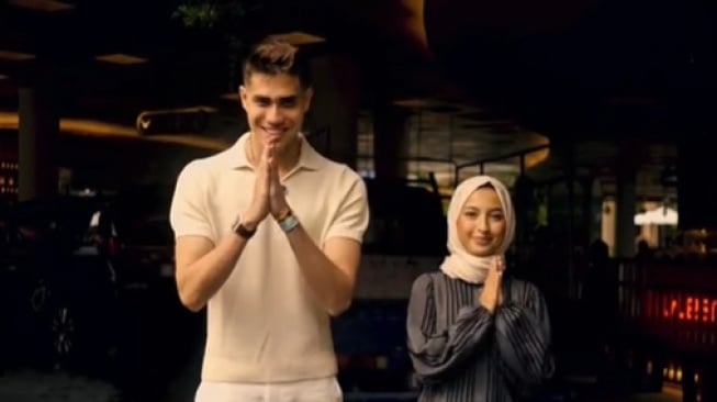 Aisar Khaled dan Jennifer Coppen berkolaborasi konten kegiatan amal di bulan Ramadan 1446 H (TikTok/@aisarkhaledd)