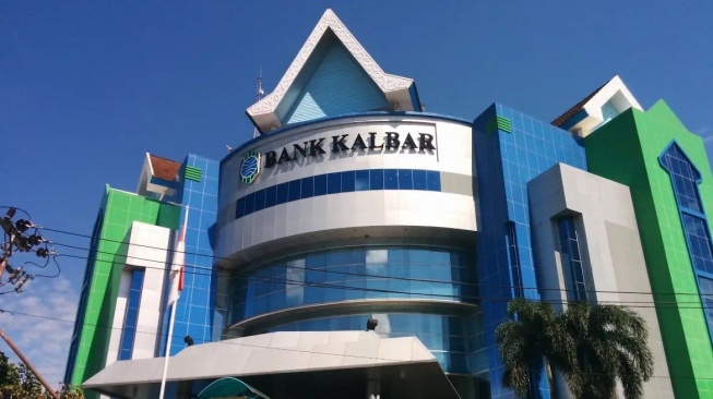 Gedung Kantor Pusat Bank Kalbar di Pontianak berdiri kokoh di bawah hamparan langit cerah. Bank milik Pemerintah Daerah Kalimantan Barat ini kini menjadi perhatian publik setelah Kejati Kalbar menetapkan tiga eks pejabatnya sebagai tersangka dalam dugaan korupsi pengadaan tanah yang merugikan negara Rp39 miliar. (Foto: Bank Kalbar)