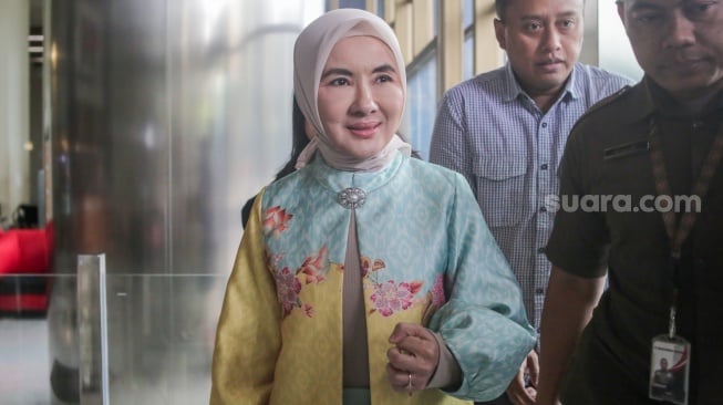 Mantan Direktur Utama PT Pertamina (Persero) Nicke Widyawati berjalan usai diperiksa di Gedung Merah Putih KPK, Jakarta, Senin (17/3/2025). [Suara.com/Alfian Winanto]