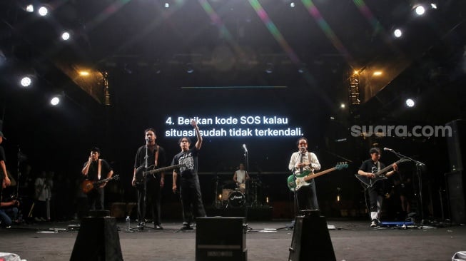 Grup .FEAST saat tampil di panggung KLBB Festival 2025 di kawasan Parkir Plaza Timur GBK, Senayan, Jakarta Pusat, Minggu (16/3/2025). [Suara.com/Tiara Rosana]