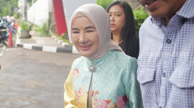 Mantan Direktur Utama PT Pertamina (Persero) Nicke Widyawati berjalan usai diperiksa di Gedung Merah Putih KPK, Jakarta, Senin (17/3/2025). [Suara.com/Alfian Winanto]