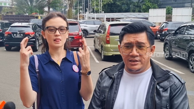 Kimberly Ryder dan pengacaranya, Machi Ahmad di Mapolres Metro Jakarta Selatan, Senin (17/3/2025). [Suara.com/Adiyoga Priyambodo]