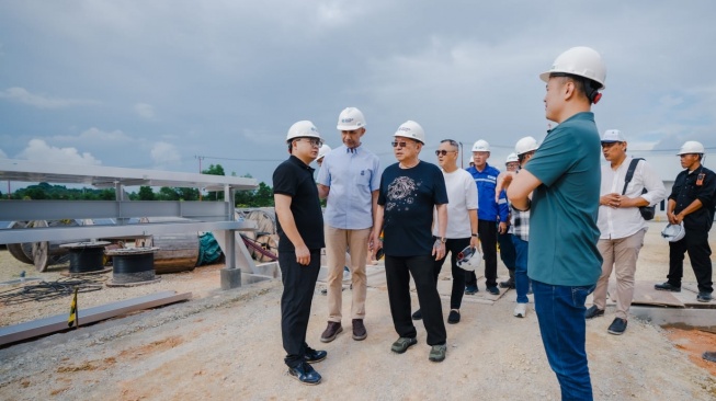 Founder JHL Group, Jerry Hermawan Lo Kunjungi Pabrik Pembangkit Listrik Energi Hijau di Karimun. [dok Istimewa]