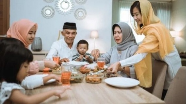 Ilustrasi beraktivitas saat Ramadan berbuka bersama keluarga di rumah dengan suasana hangat dan penuh kasih. [Ist]