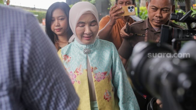 Mantan Direktur Utama PT Pertamina (Persero) Nicke Widyawati berjalan usai diperiksa di Gedung Merah Putih KPK, Jakarta, Senin (17/3/2025). [Suara.com/Alfian Winanto]