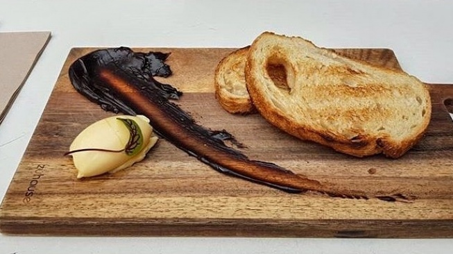 Kuliner unik dari Australia yakni Vegemite Toast yang dimakan dengan roti yang telah dipanggang. (Instagram)