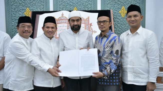 Gubernur Aceh Muzakir Manaf Wajibkan ASN dan Masyarakat Wajib Sholat Berjemaah. [Antara]