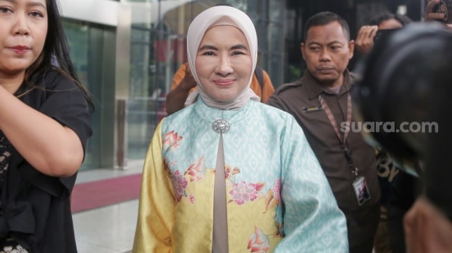 Mantan Direktur Utama PT Pertamina (Persero) Nicke Widyawati berjalan usai diperiksa di Gedung Merah Putih KPK, Jakarta, Senin (17/3/2025). [Suara.com/Alfian Winanto]