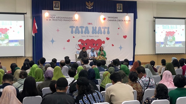 Wakil Wali Kota Solo, Astrid Widayani (tiga dari kanan) saat menghadiri rangkaian acara Tata Hati yang digelar Yayasan Cahaya Cinta Kasih (YCCK) di Solo Teknopark. Minggu (16/3/2025). [Dok Pribadi]