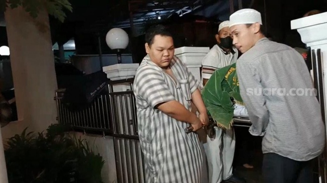 Tiba di Rumah Duka, Jenazah Mat Solar Disambut Isak Tangis Anak Bungsunya