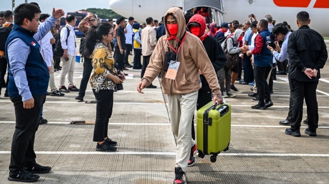 Warga Negara Indonesia (WNI) terduga korban TPPO berjalan menuju bus saat tiba di Terminal 3 Bandara Internasional Soekarno Hatta, Tangerang, Banten, Selasa (18/3/2025). [ANTARA FOTO/POOL/Bayu Pratama S/Spt]