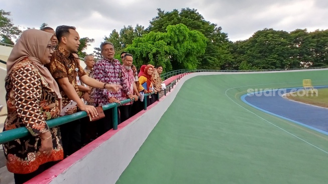  Wali Kota Solo Respati Ardi saat meninjau Velodrome Manahan, Selasa (18/3/2025). [Suara.com/Ari Welianto]