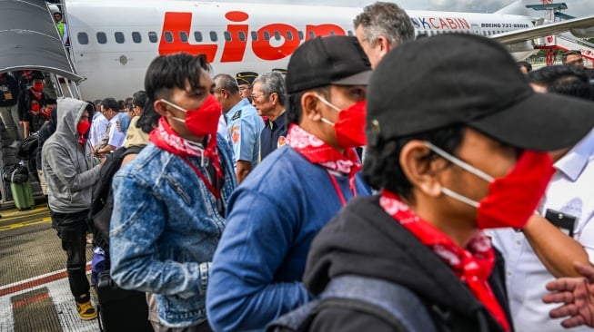 Warga Negara Indonesia (WNI) terduga korban TPPO berjalan menuju bus saat tiba di Terminal 3 Bandara Internasional Soekarno Hatta, Tangerang, Banten, Selasa (18/3/2025). [ANTARA FOTO/POOL/Bayu Pratama S/Spt]