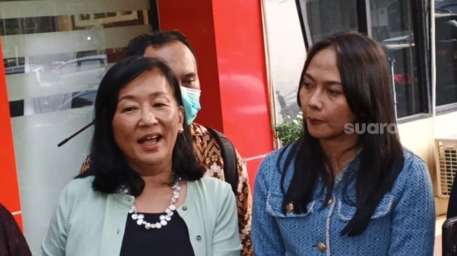 Pemilik toko kue Clairmont Patisserie, Susana Darmawan (kiri) usai agenda mediasi dengan William Anderson atau Codeblu di Mapolres Metro Jakarta Selatan, Selasa (18/3/2025) [Suara.com/Adiyoga Priyambodo].