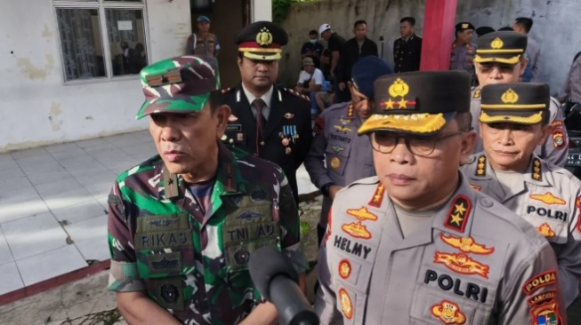 Kapolda Lampung Irjen Helmy Santika bersama Danrem 043/Garuda Hitam Brigjen TNI Rikas Hidayatullah di RS Bhayangkara, Bandarlampung, Selasa (18/3/2025). Keduanya melihat tiga korban anggota Polisi yang tertembak saat bertugas di Way Kanan pada Senin (17/3/2025). [ANTARA/Dian Hadiyatna]