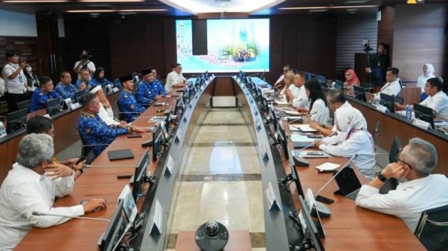 Rapat koordinasi (rakor) dilaksanakan oleh Wakil Menteri PU Diana Kusumastuti bersama Menteri Agraria dan Tata Ruang (ATR)/Kepala Badan Pertanahan Nasional (BPN) Nusron Wahid dan Gubernur Jawa Barat Dedi Mulyadi membahas upaya pembebasan lahan pada infrastruktur pengendalian banjir di wilayah Jabar. ANTARA/HO-Kementerian PU