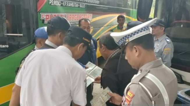 Satlantas Polres Kuningan bersama Dishub melakukan ramp check terhadap puluhan bus di Terminal Kuningan, Jawa Barat, Selasa (18/3/2025). (ANTARA/Fathnur Rohman)