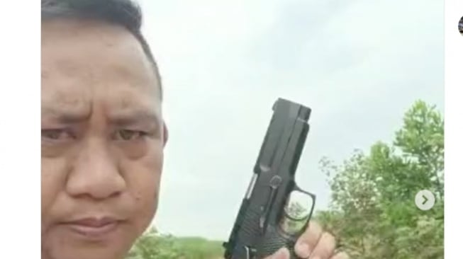 Wakil Ketua Komisi III DPR RI Ahmad Sahroni membeberkan wajah oknum TNI terduga pelaku penembak mati tiga polisi di Kecamatan Negara Batin, Kabupaten Way Kanan, Lampung. (tangkap layar)