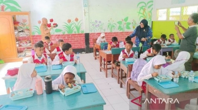 Siswa saat menikmati Makan Bergizi Gratis (MBG). (Antara)