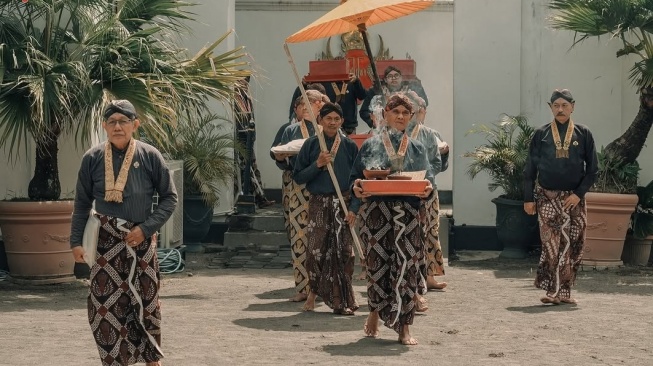 Sejumlah abdi dalem Keraton Yogyakarta saat mengikuti upacara di kompleks kerajaan Keraton. (Instagram/@kratonjogja)