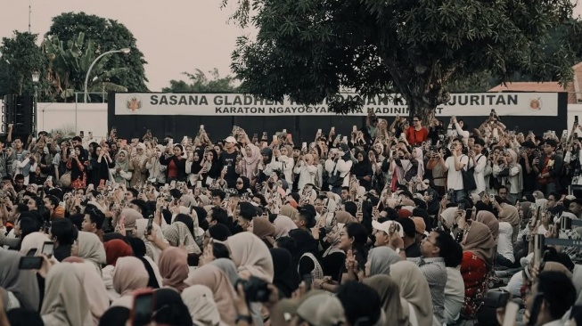 Suasana masyarakat yang menyaksikan pentas seni di Keraton Yogyakarta. (Instagram/@kratonjogja)