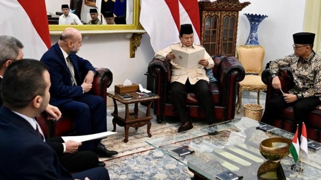 Utusan Khusus Presiden Palestina, Mahmoud Al-Habbash menemui Presiden Republik Indonesia Prabowo Subianto di Istana Merdeka, Jakarta, Selasa (18/3/2025). [Muchlis Jr - Biro Pers Sekretariat Presiden] 